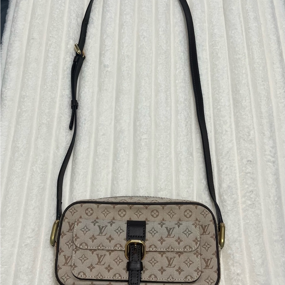 Louis Vuitton Beige and Brown Monogram Shoulder Bag - Picture 4 of 11